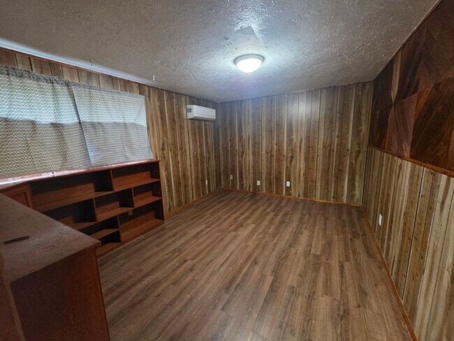 Building Photo - NE Tacoma "Retro" Rambler home - 3 bedroom plus den with 1 bathroom, 2 car garage, AC units - Ava...