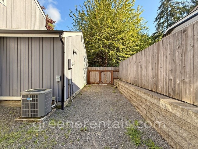 Building Photo - 3BD/1.5BA in Desired West Olympia Location