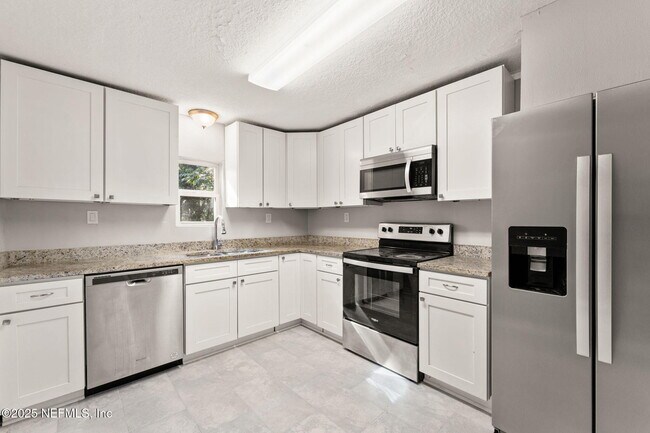 Building Photo - 4044 Hunter Cir