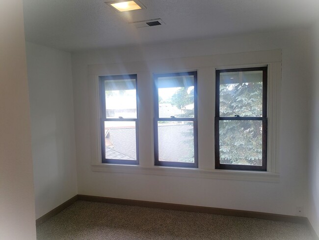 Building Photo - Large Unique House in Milwaukie with Big F...