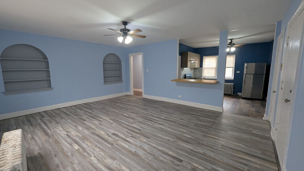 Primary Photo - 7416 N Rogers Ave