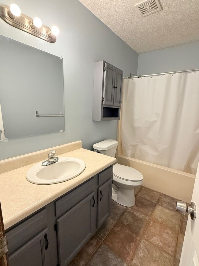 Building Photo - 2 Bedroom Duplex Near City Park – Alley Access & Off-Street Parking