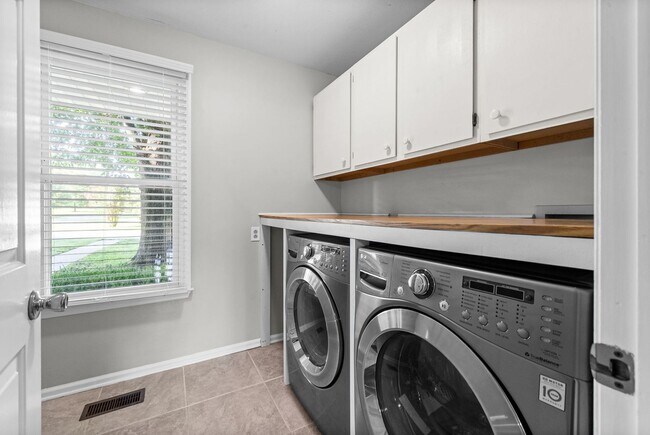 Building Photo - Pet Friendly Three Bedroom!