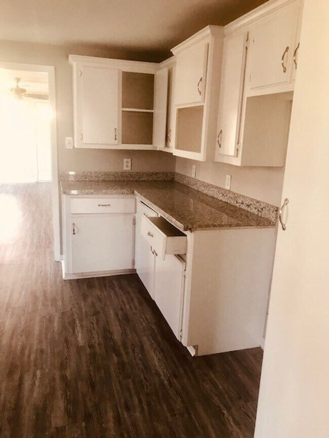 Building Photo - RECENTLY REMODELED 4 BEDROOM 2 BATH HOME I...