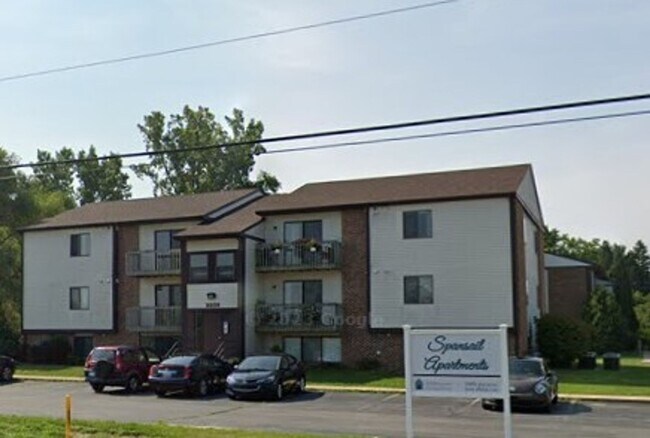 Building Photo - 2 bedroom 1 bath top floor apartment - Mov...