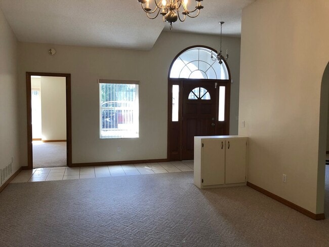 Building Photo - Large 3 Bedroom/2 Bathroom Single Family Home