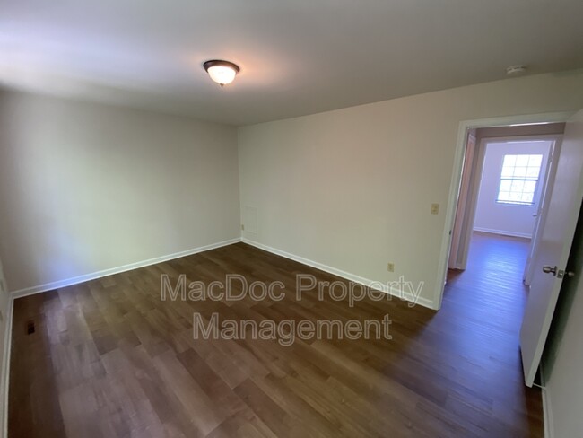Building Photo - 104 Kings Mill Dr