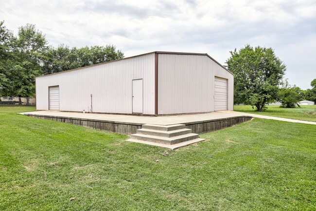 Building Photo - 1340 Bryant Cir