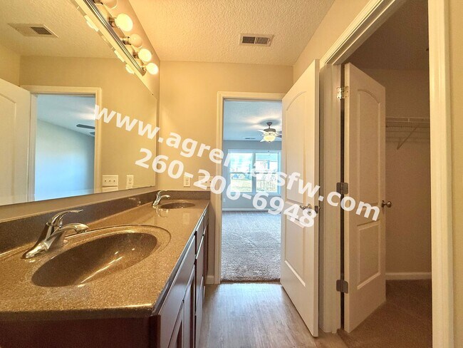 Building Photo - 3 Bedroom House