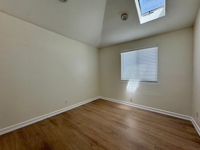 Building Photo - 514 Hill Dr