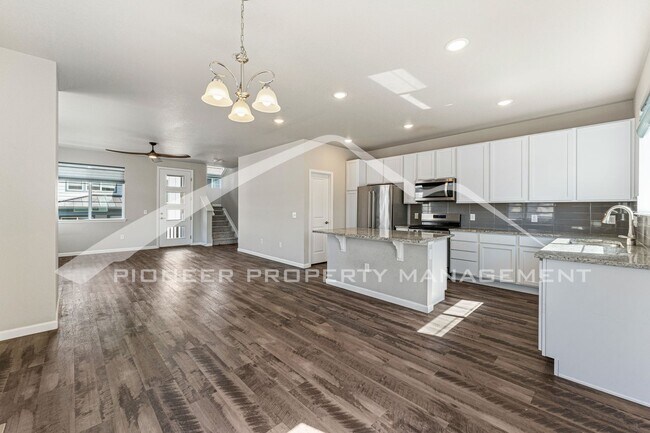 Building Photo - Gorgeous Townhouse with Washer/Dryer and C...