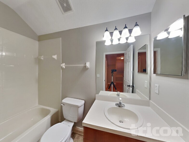 Building Photo - 10221 Summerview Cir