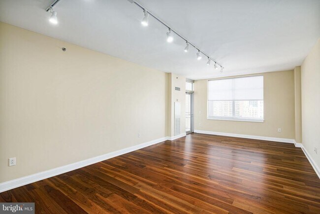 Building Photo - 440 S Broad St