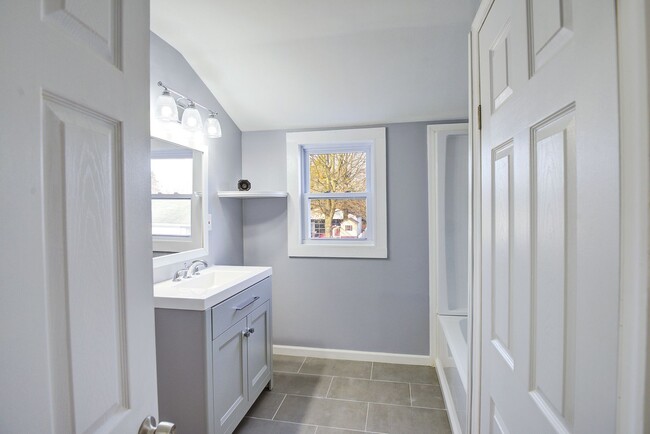 Building Photo - 903 Loney St