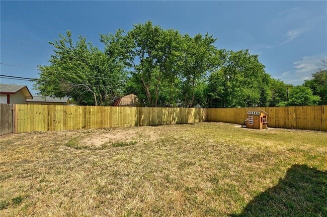 Building Photo - 906 Cactus Dr