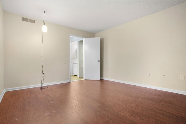 Building Photo - 622 Main St