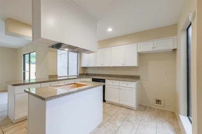 Building Photo - 514 Shady Dale Dr