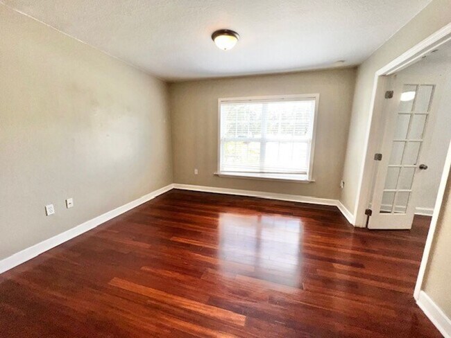 Building Photo - MOVE IN NOW!! Gated community Miriada! 1st floor 1X1.5 bath condo near pool area!!! Laminate wood...