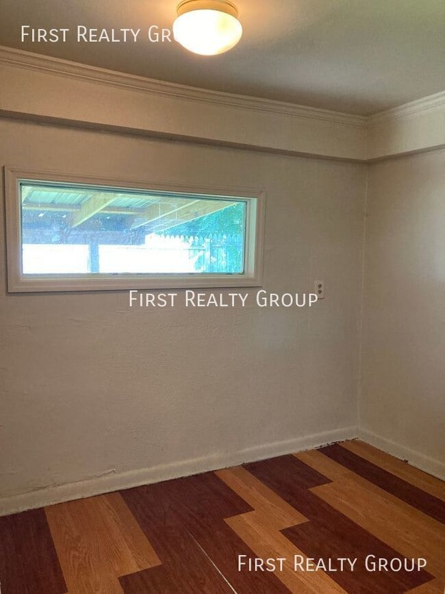 Building Photo - 909 Iola Ave