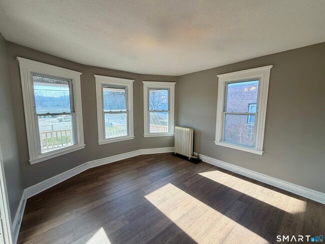 Building Photo - 696 Main St