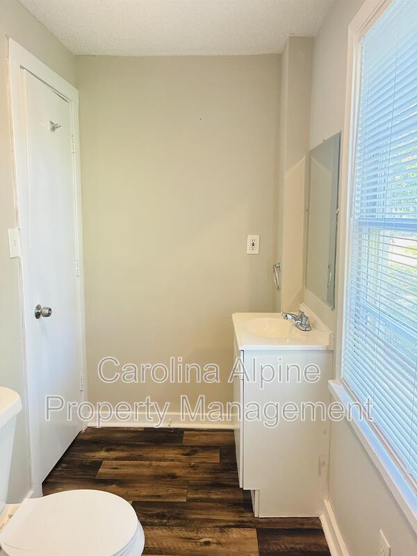 Building Photo - 407 Digh St