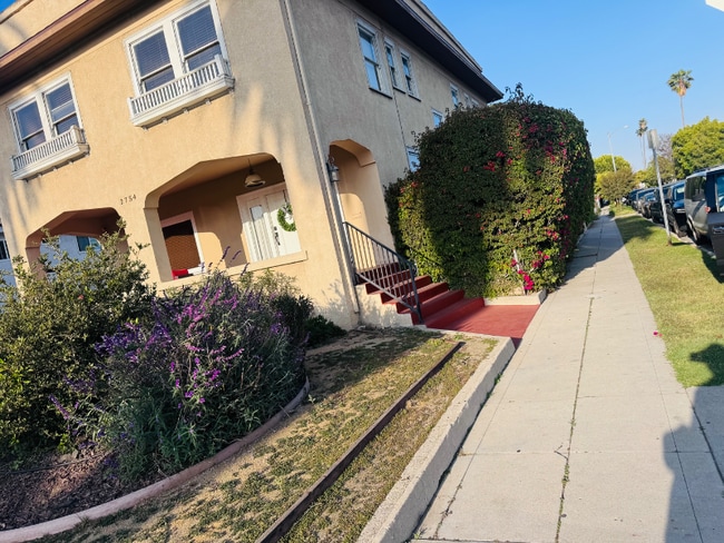 Building Photo - 2754 Kenwood Ave