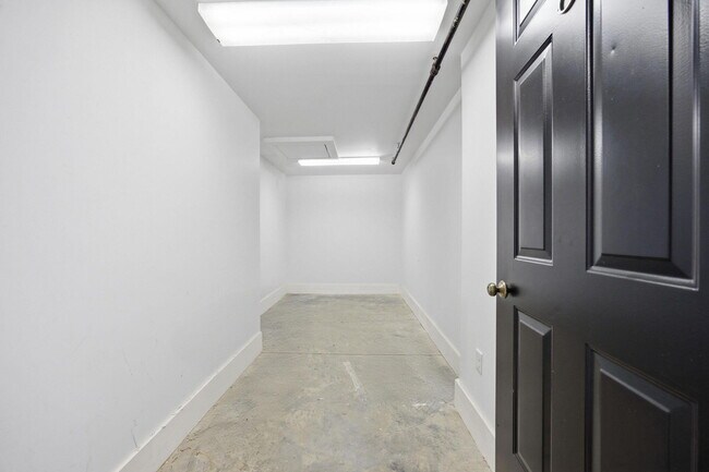 Building Photo - 261 S Limestone