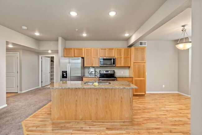 Building Photo - Clean and Modern Ground-Floor Condo with C...