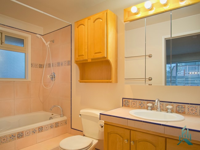 Building Photo - Quiet and comfortable 3 bed/ 1 bathroom house