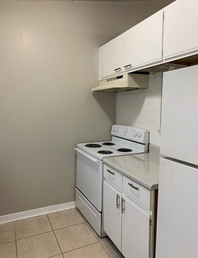 Building Photo - Spacious 2 Bed/2 Bath Single Story Townhom...