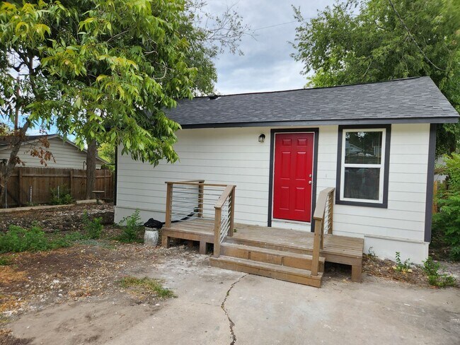 Building Photo - MODERN DECORATED HOUSE | 4 BEDROOM | 2 BATH | COVERED PATIO | CASITA WITH KITCHEN, BATH & LAUNDRY
