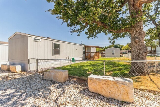 Building Photo - 221 E Castleshoals Dr