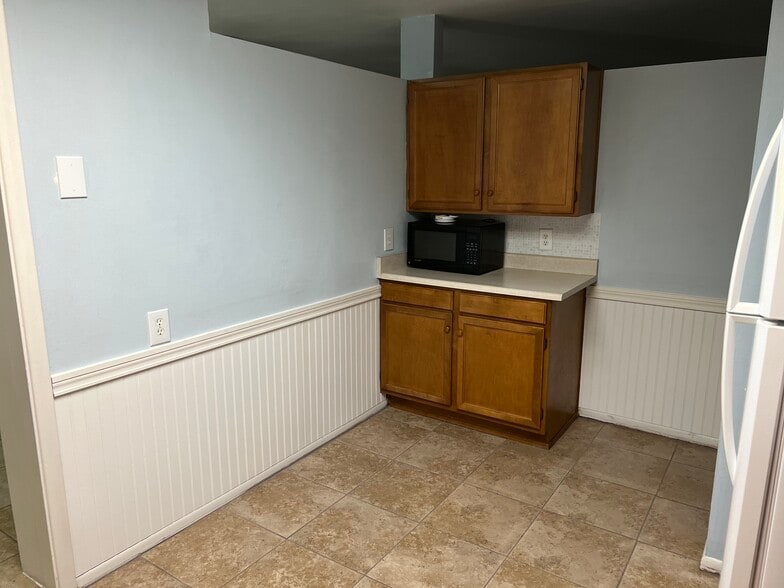 Large eat-in kitchen - 10946 W Canterbury Dr