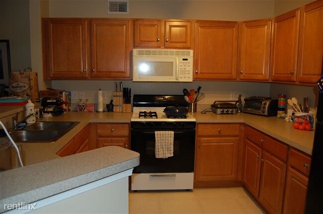 Building Photo - 9924 E Berry Dr