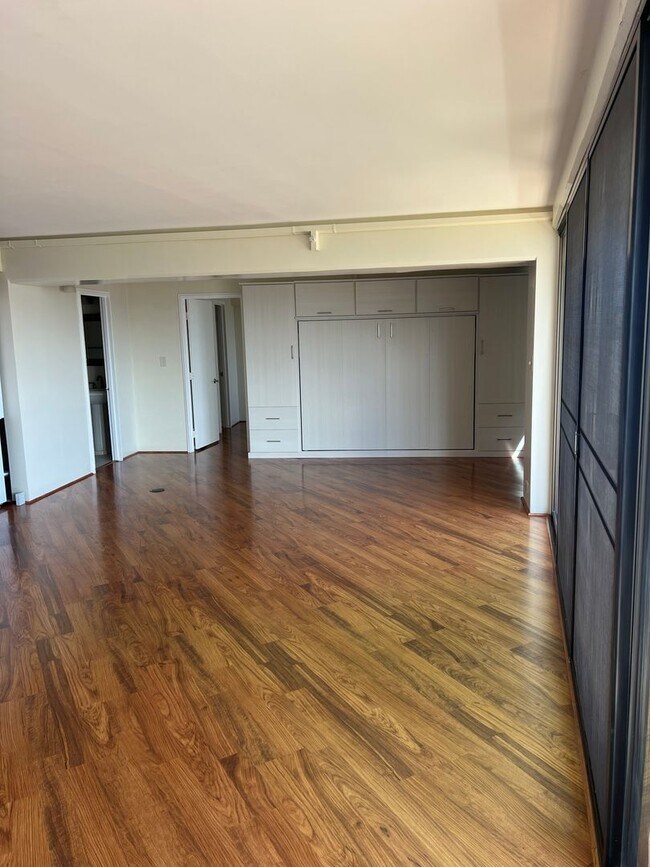 Building Photo - SPACIOUS 1 Bed 1.5 Bath 1 Parking w/ Amazi...