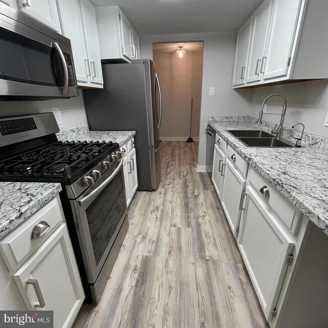 Building Photo - 324 Drummers Ln