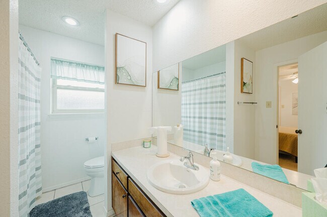 Building Photo - 6424 Amber Dr