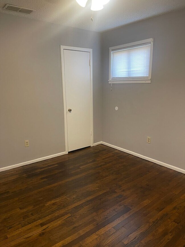 Building Photo - Move in Special! $200 off First Month! Adorable 2 Bedroom with 2 Car Garage Close to Hospitals an...