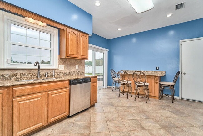 Building Photo - 625 Creekwood Dr