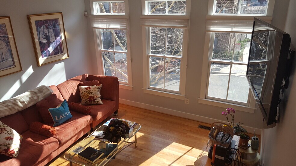 Livingroom - 4418 Longfellow St