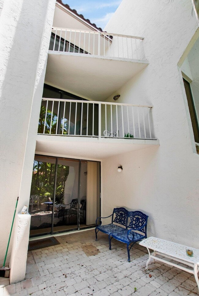 Building Photo - 1222 Hillsboro Mile