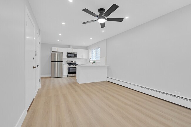 Building Photo - 2712 W Balmoral Ave