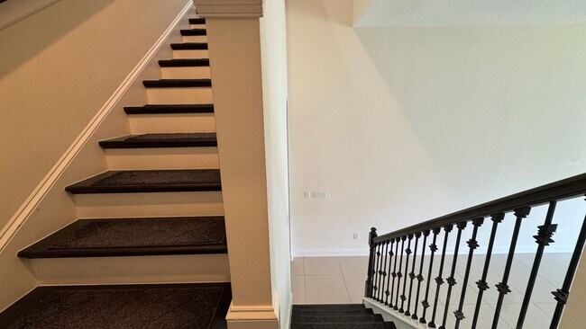 Building Photo - Beautiful 4B/3B with Bonus Office Space Fo...
