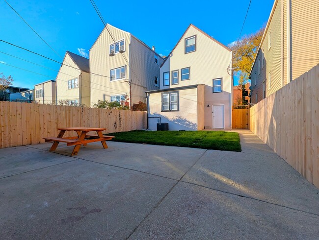 Building Photo - 2437 W Leland Ave