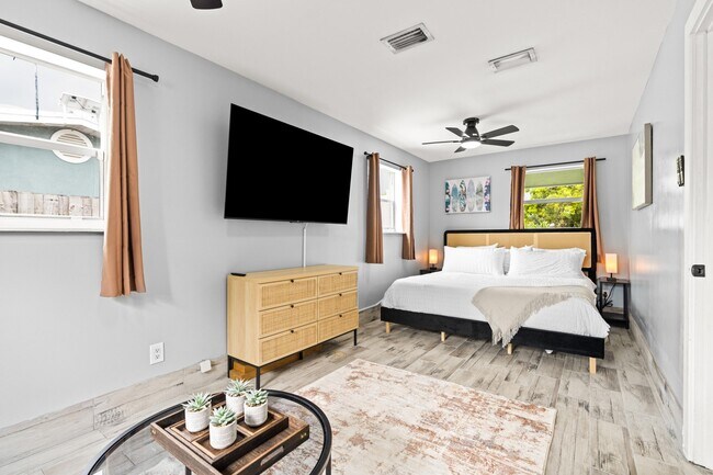 Building Photo - 19165 SE Homewood Ave