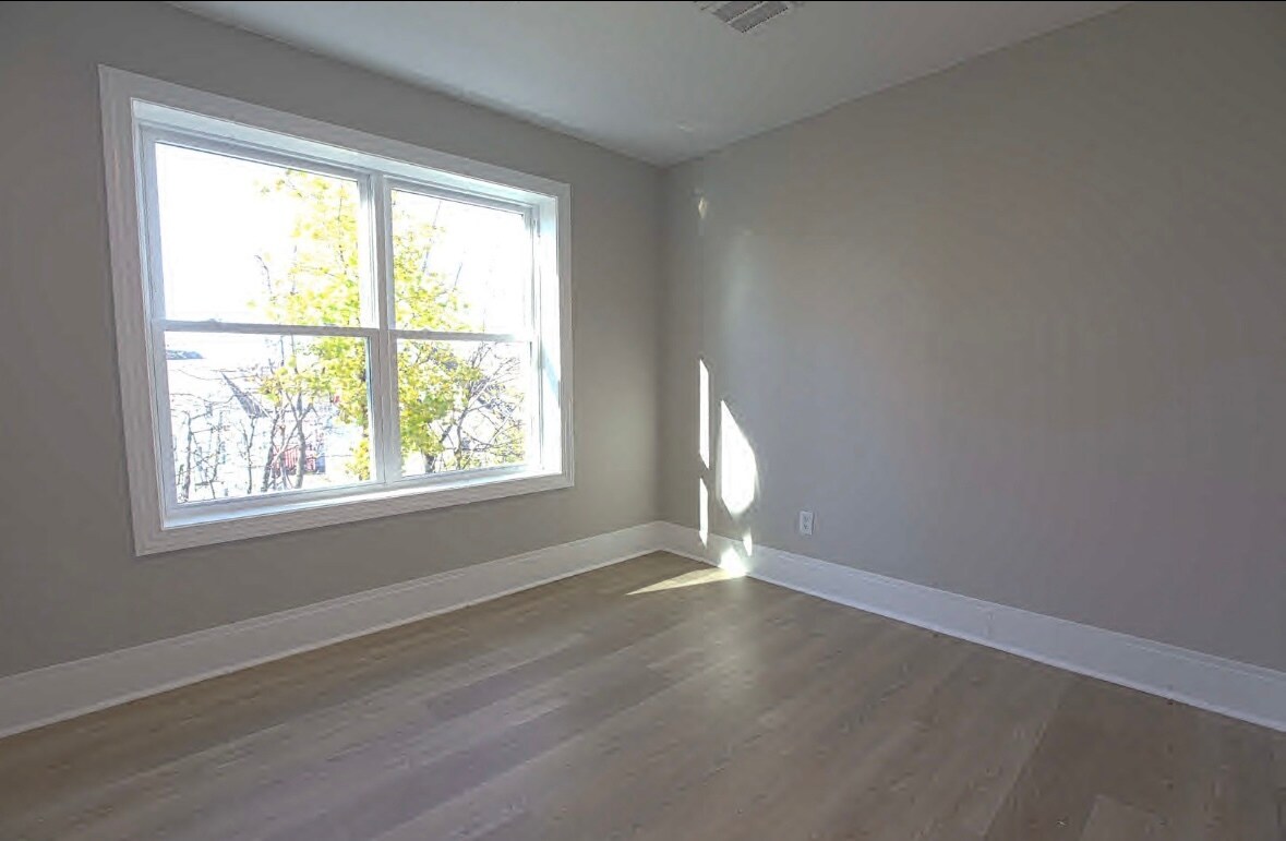 Building Photo - 31 Florence St