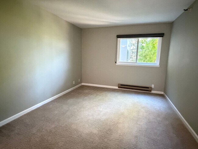 Building Photo - Updated 2BD/2BA Condo – Prime San Mateo Location!