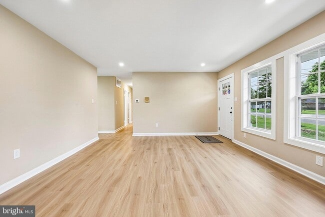 Building Photo - 7200 Vellex Ln