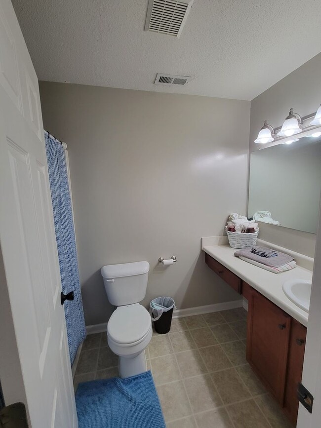 Building Photo - Gorgeous Home in Hubert!