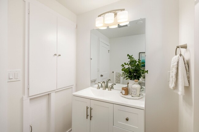 Building Photo - JENSEN DUPLEX